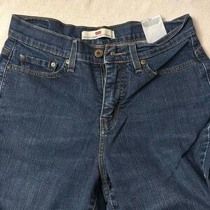 Levi’s perfectly slimming 512 straight leg size 8M